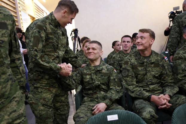 Zagreb: Ministar Anušić uručio ugovore vrhunskim sportašima i pričuvnicima Hrvatske vojske