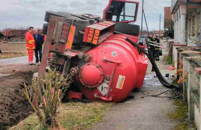 Umalo katastrofa: Cisterna je sletjela tik do kuće u Pitomači