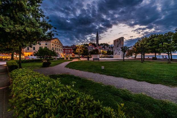 Gradske fotografije u sumrak grada Rovinja
