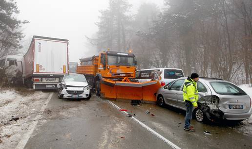 Krš i lom kod Rijeke: Sudar dva šlepera, busa, ralice i više auta