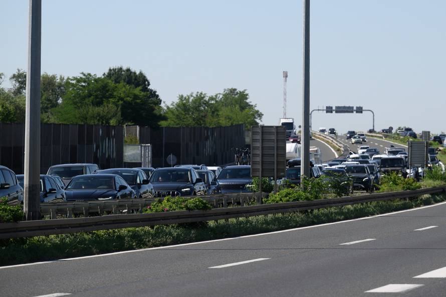 Zagreb: Pojačan promet u smjeru prema moru ispred NP Lučko