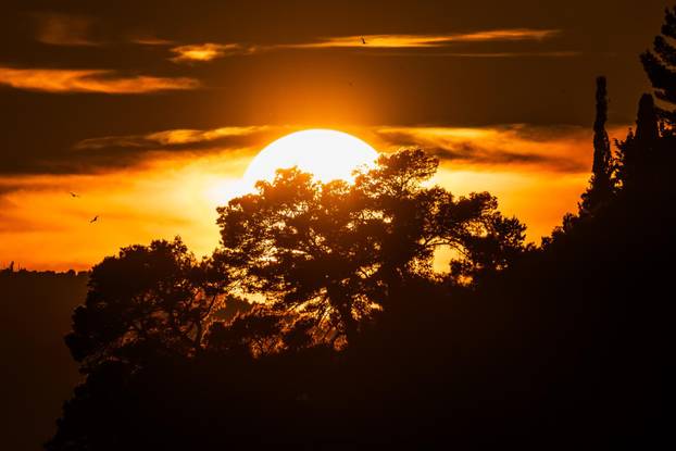 Split: Zalazak sunca iznad uvale Kašjuni