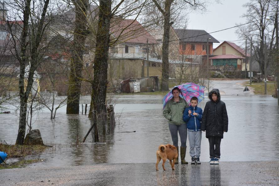 U Petrinji strepe od odrona, u Kosinju po hranu idu čamcima