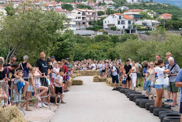 Senj: Održana 1. Senjska maškarana utrka 'Gravity race Senj 2025' podno tvrđave Nehaj