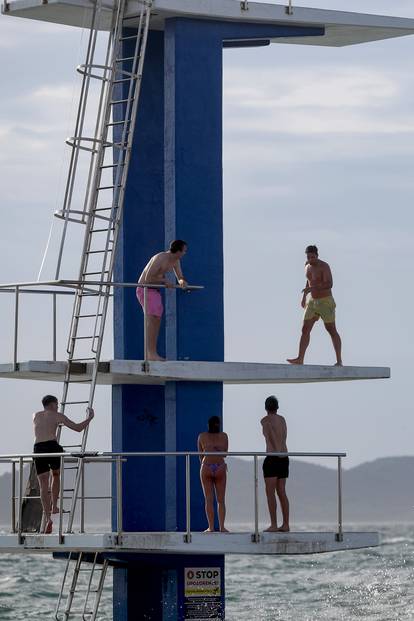 FOTO U Zadru sezona još traje! Turisti se zabavljali skokovima u more unatoč jakom jugu