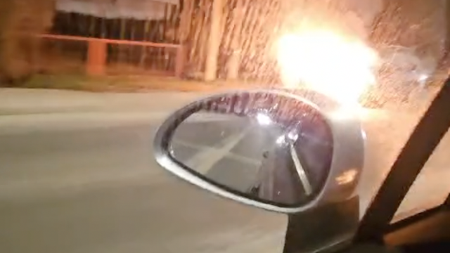 VIDEO Buknuo auto u Soblincu kraj kružnog toka: 'Jedan vozač je stao sa strane i pomogao...'