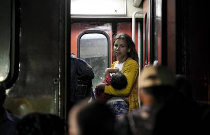 Kaos u Budimpešti: Izbjeglice nahrlile u vlakove za Njemačku