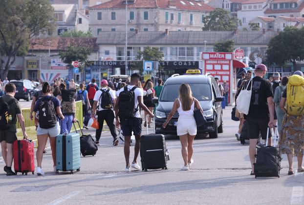 Split: Velik broj putnika odlazi katamaranima na otoke