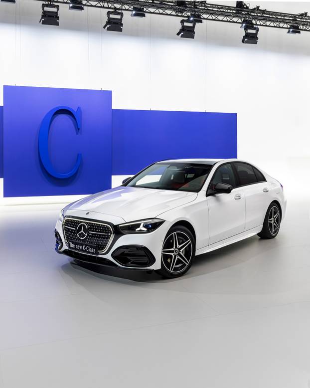 Vertraute Stärke auf einem neuen Niveau: Die neue Mercedes-Benz C Klasse bleibt sich treu – und wächst über sich hinausThe new Mercedes-Benz C-Class: Refined strength. Trusted continuity.
