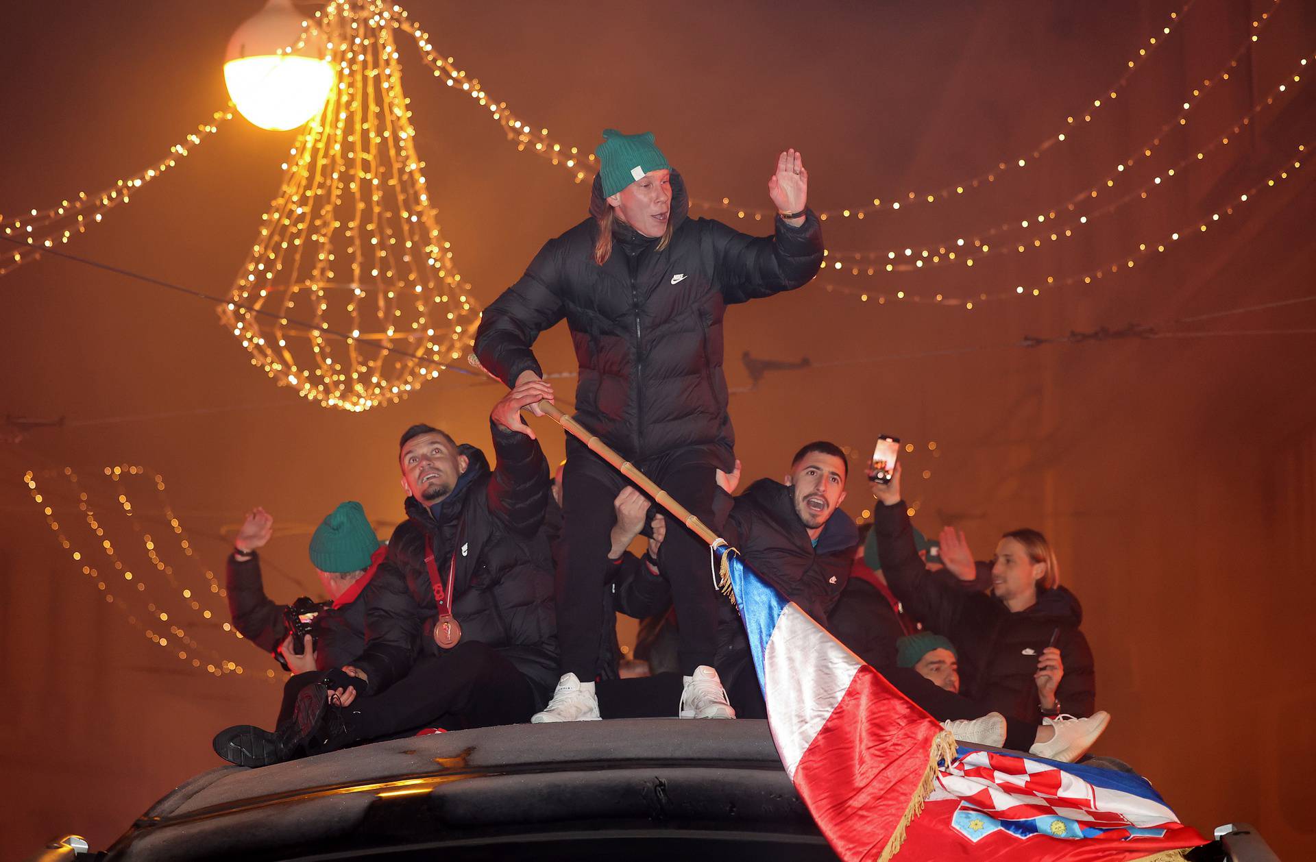 Zagreb: Domagoj Vida ponovno na krovu autobusa sa zastavom podiže atmosferu