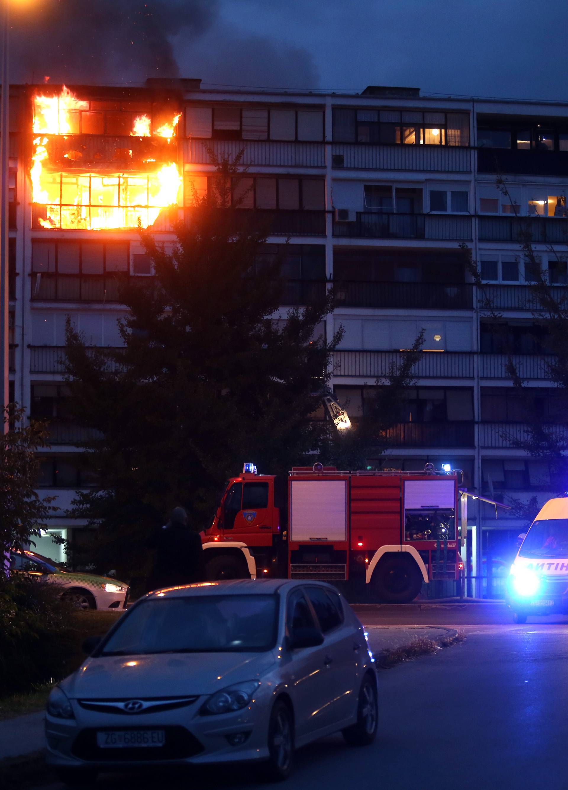 Požar u Zagrebu: Izgorjela dva stana, ozlijeđena jedna osoba