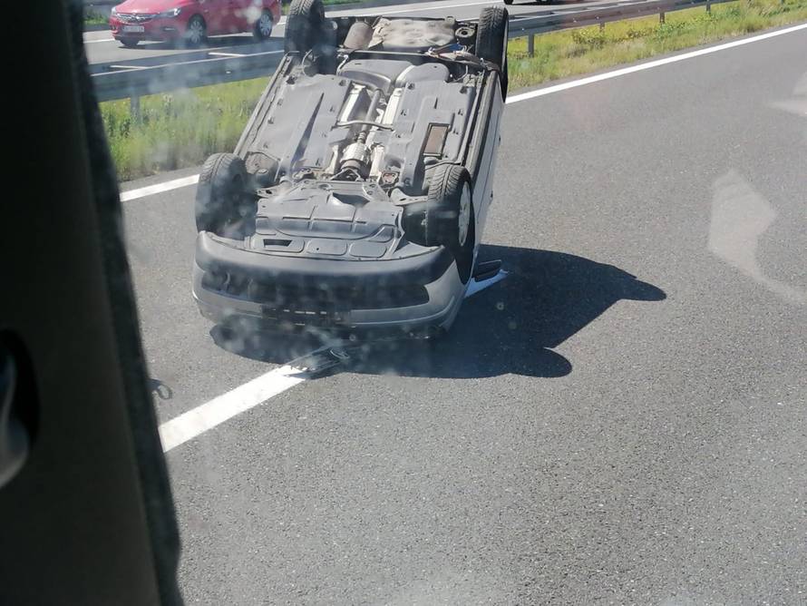 Kod Bosiljeva mu poispadali auti? Jedan završio na krovu