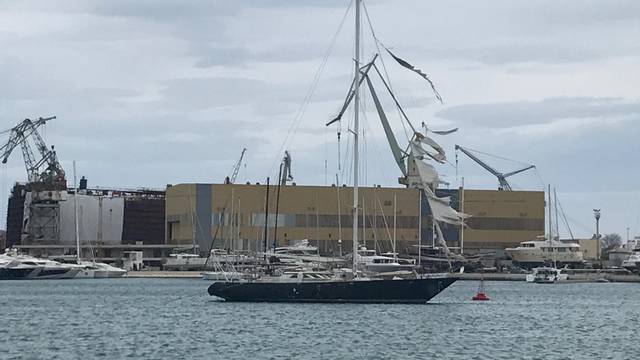 Brod duhova: Jedrenjak od 25 metara propada pokraj Trogira