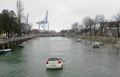 Automobil se sam "odvezao" do Rječine, izvukli ga ronioci