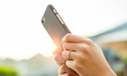 Pun vam je mobitel fotografija? Evo kako ga možete lako očistiti