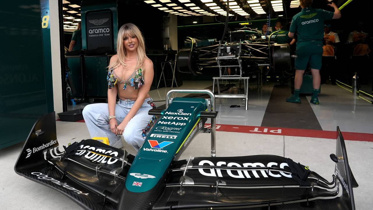 FOTO Gas do daske: Ivana Knoll mamila poglede na Formuli 1, dekolte je ukrasila autićima