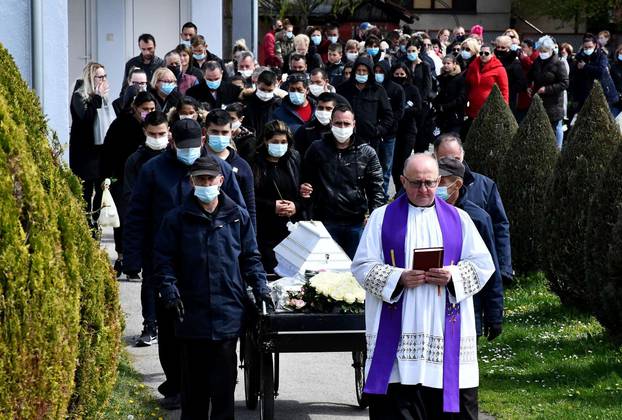 Pogreb djevojčice Nikoll na gradskom groblju u Novoj Gradiški