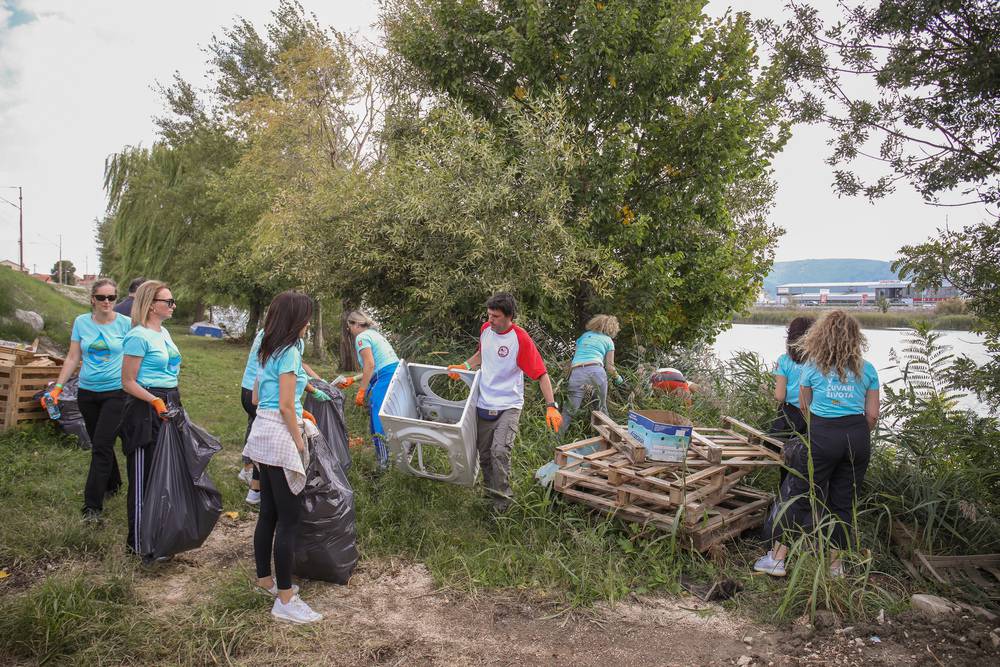 Studenac i Udruga mladih Kolektiv prikupili gotovo deset  kubika otpada s obale Neretve