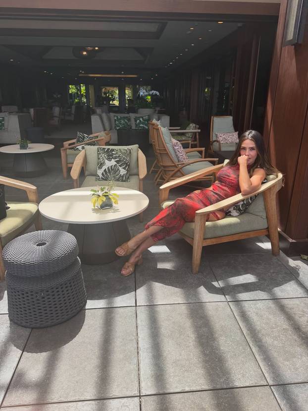 Sestra fatalne Sofije Vergare pokazala kako joj stoji bikini. Fanovi ne mogu doći k sebi