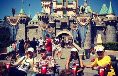 Hefner i Crystal 'kruzali' su po Disneylandu na motorićima