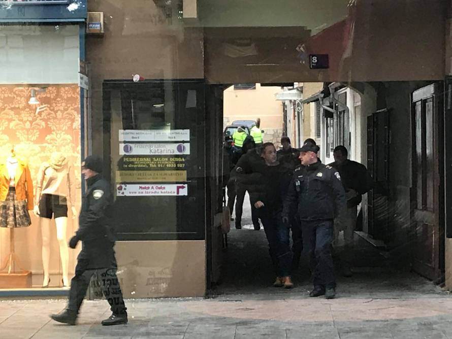 Muškarci se potukli kod kafića, policija ih okružila te privela