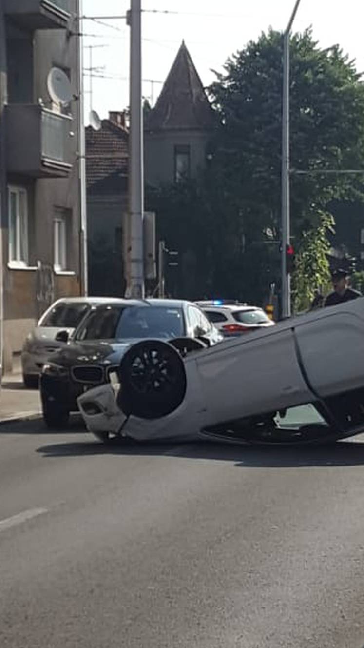 Sudarila se tri auta u Zagrebu:  Jedan od njih završio na krovu