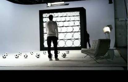 Beckham je u reklami postao glazbenik, svira pomoću lopti