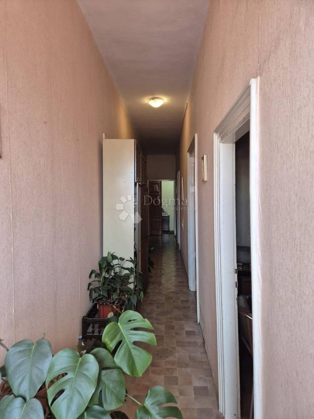 FOTO 'Namještaj iz doba Juge i bakina deka': Ovaj stan u Splitu prodaju za skoro 2 milijuna eura