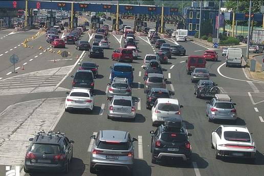 Kilometarske kolone za more. Na Lučkom 4 km, na A2 kod Trakošćana kolona i u Sloveniji
