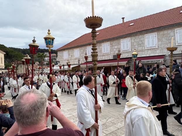 VIDEO Evo kako je križonoša završio procesiju u Jelsi: Cijelu noć nosio križ od 15 kilograma