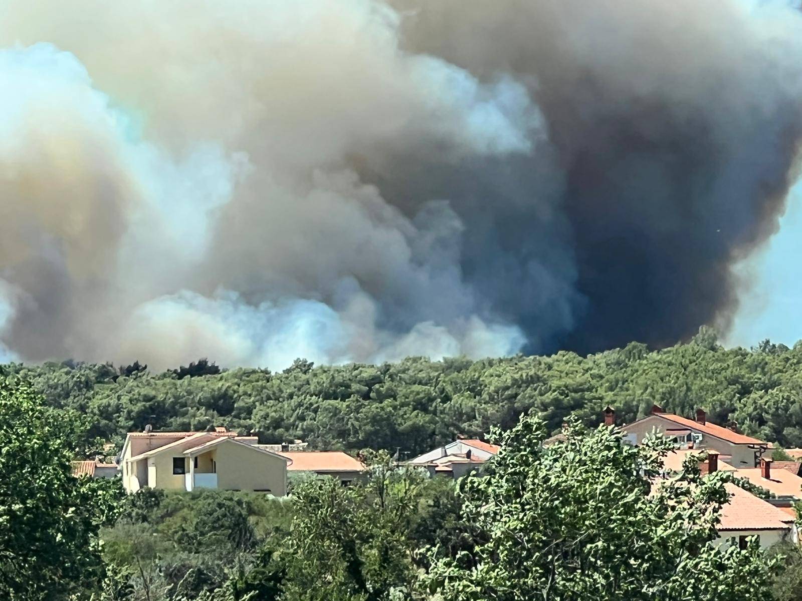 VIDEO Požar u Puli je pod nadzorom: Izgorjelo 40 hektara, uspjeli obraniti kuće