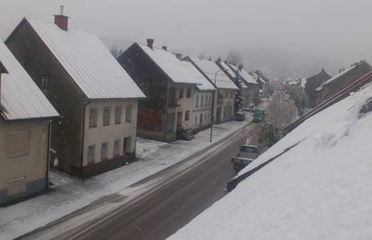 Snijeg pada u Gorskom kotaru i Lici, u Dalmaciji olujno jugo