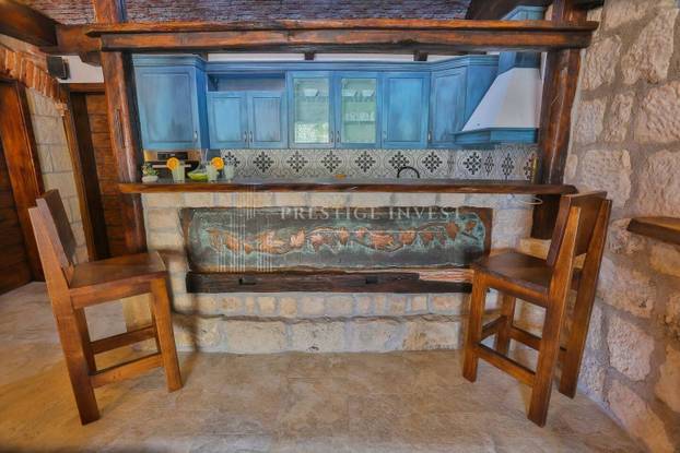 FOTO Kakva perverzija u Splitu! Vodeni raj i slike dizajnera. Ova vila se prodaje, a znamo i cijenu