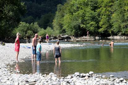 Brod na Kupi: Izletnici potražili osvježenje od ljetnih vrućina na rijeci Kupi u Gorskom kotaru