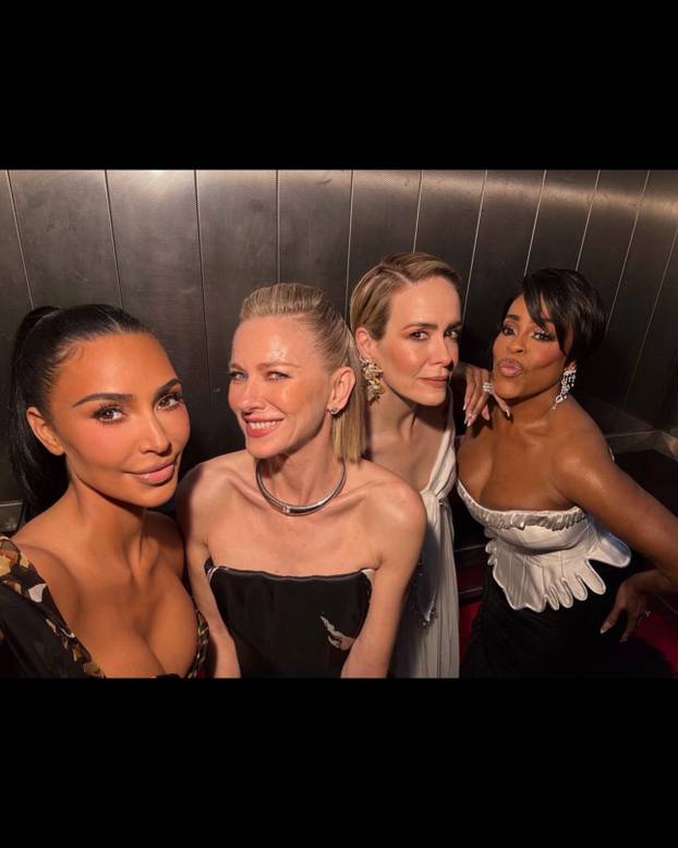 FOTO Kim jedva ugurala grudi u seksi haljinu za premijeru serije