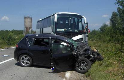 Poginula vozačica u sudaru auta i busa, 11 ozlijeđenih 