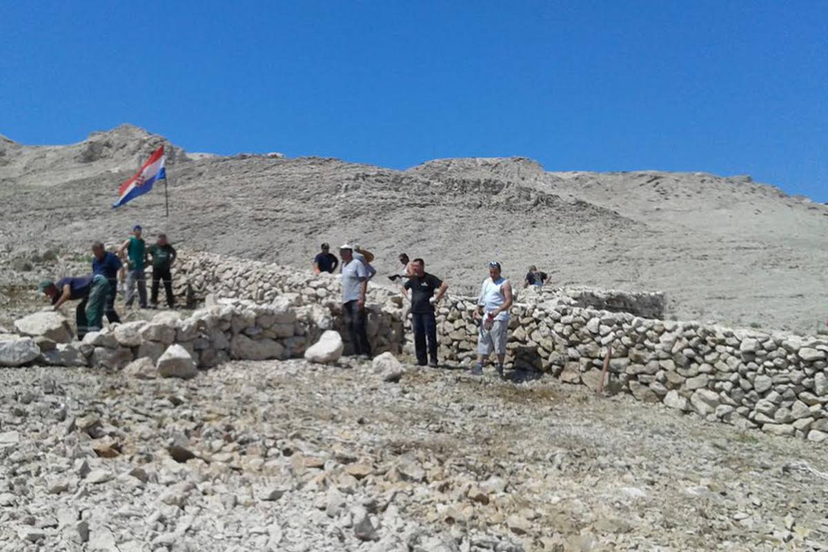 Branitelji su na Pagu sazidali kameni križ dug čak 35 metara