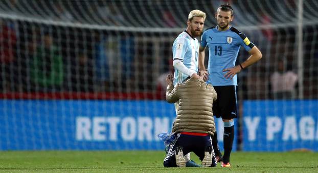 Football Soccer - World Cup 2018 Qualifiers - Argentina v Uruguay