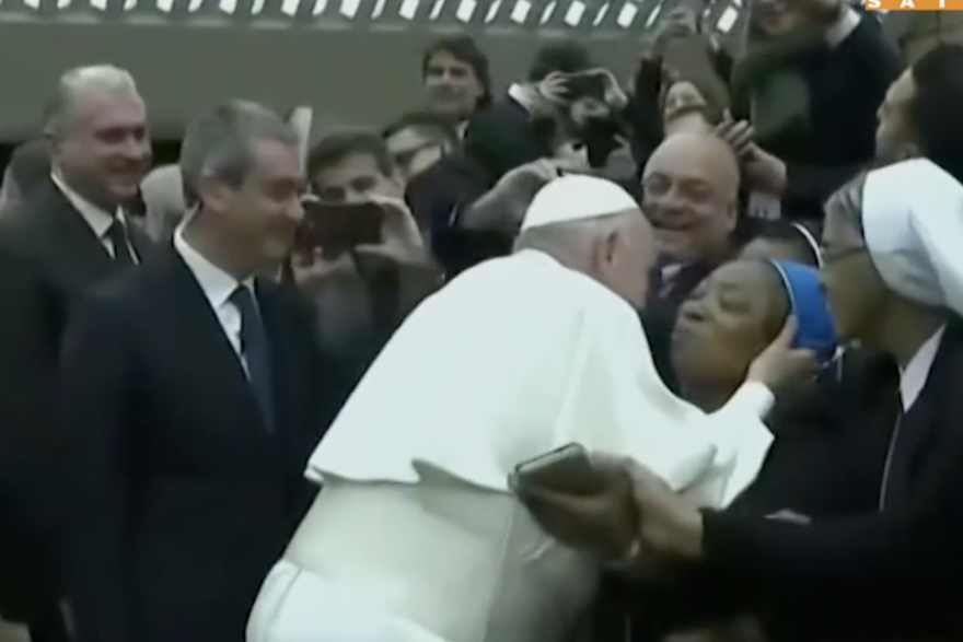 Papa Franjo poljubio časnu