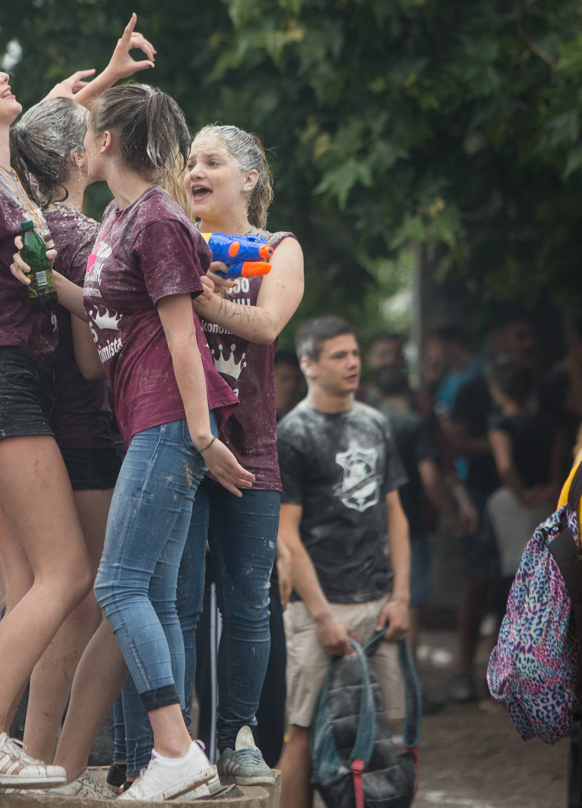 U Rijeci bacili dimnu bombu, u Zagrebu skakali u Manduševac