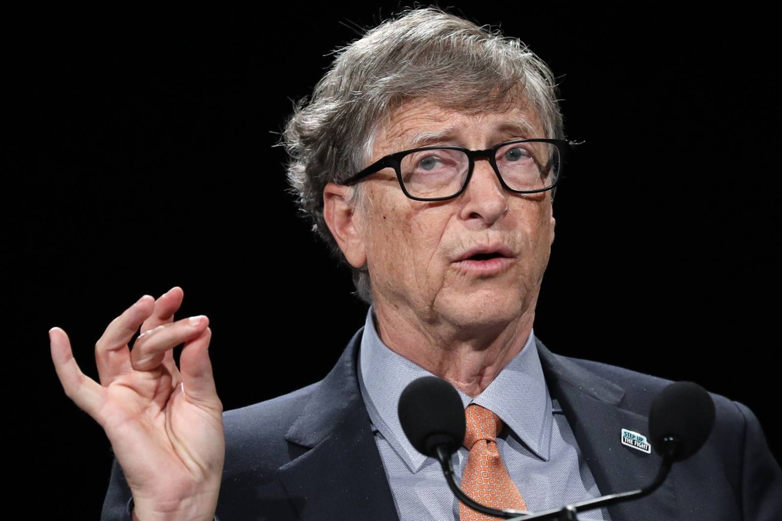 Bill Gates à la tribune de la 6ème conférence de reconstitution des ressources du Fonds mondial de lutte contre le Sida, la TB et la Malaria à Lyon