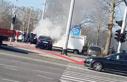 Na okretištu Dubrava zapalio se auto, vozač krenuo gasiti...