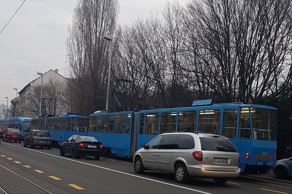 Kaos u Zagrebu: Sudar auta i tramvaja, nastale velike gužve