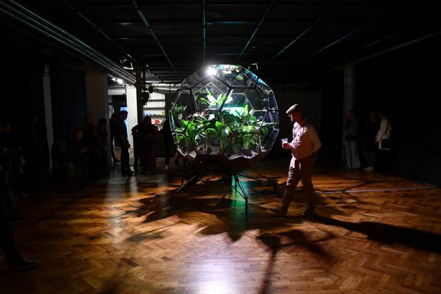 Zagreb: Instalacijom 'Disanje izvan granica' zamišlja se ljudski opstanak u svemiru