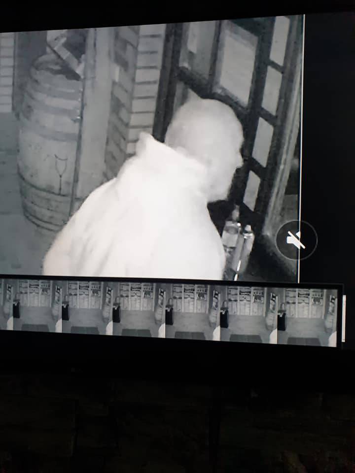 Objavio fotografije provalnika na Facebooku: Nije bio sam, a znao je gdje stoji blagajna