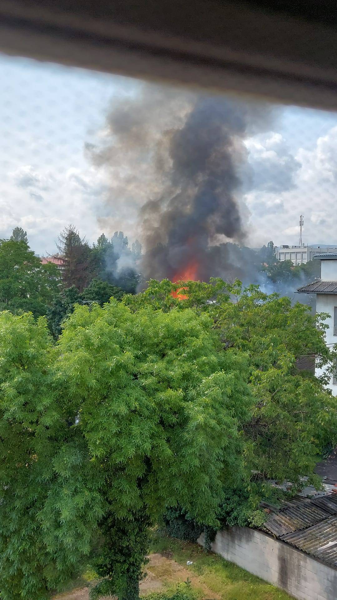 VIDEO Požar u Zagrebu: Gorio napušteni objekt na Krugama, vatrogasci su ga lokalizirali