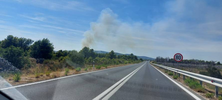 VIDEO Požar na ulazu u Vodice, digli su i više kanadera: 'Vatra je došla na 50 metara od kuća'