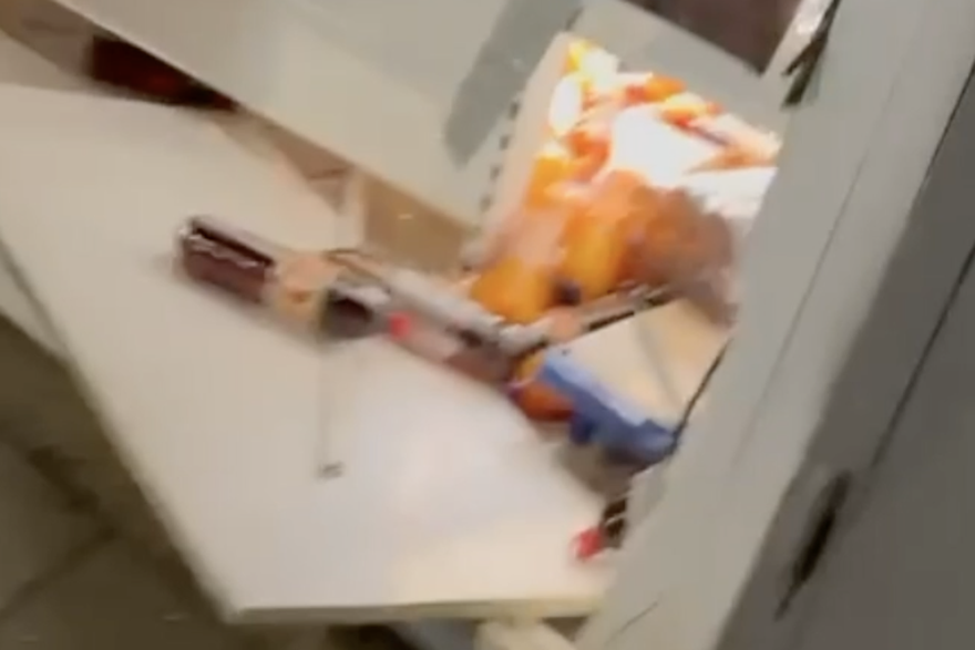 Autom se zaletio u du&cacute;an