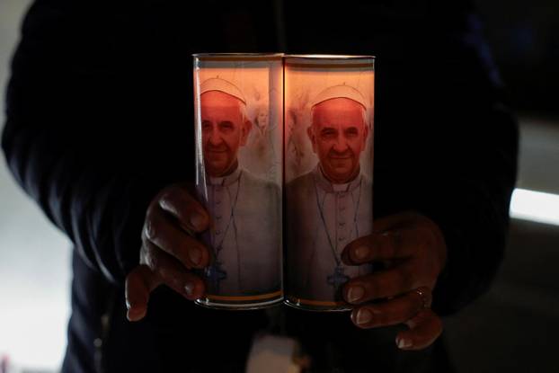 Pope Francis continues treatment for a respiratory tract infection at Gemelli hospital