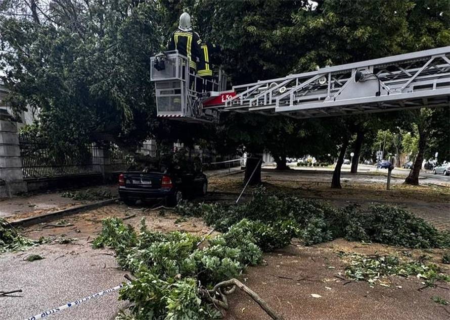 FOTO Dvoje ljudi ozlijeđeno u oluji koja je poharala Zagreb, velika šteta i u Slavoniji...